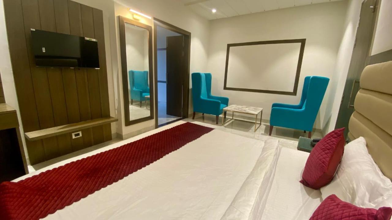 Luxe Resorts - Centrally Heated Air Conditioned Hotel In The Heart Of Kasauli Ngoại thất bức ảnh
