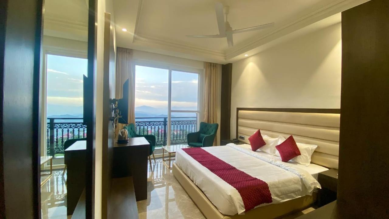 Luxe Resorts - Centrally Heated Air Conditioned Hotel In The Heart Of Kasauli Ngoại thất bức ảnh