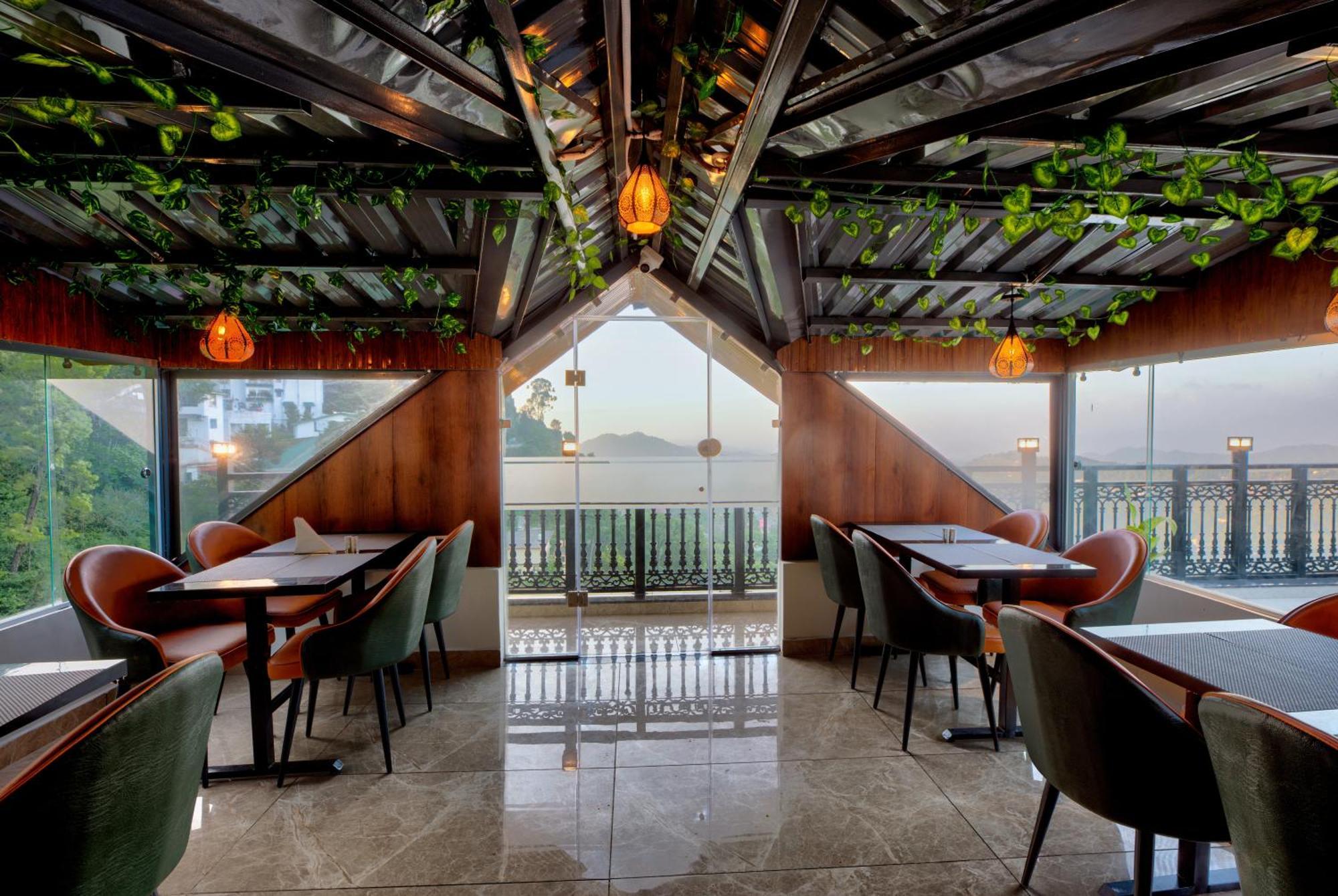 Luxe Resorts - Centrally Heated Air Conditioned Hotel In The Heart Of Kasauli Ngoại thất bức ảnh