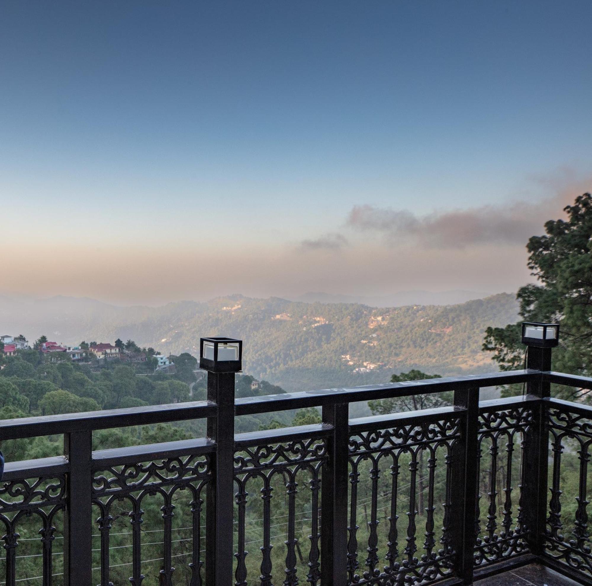 Luxe Resorts - Centrally Heated Air Conditioned Hotel In The Heart Of Kasauli Ngoại thất bức ảnh