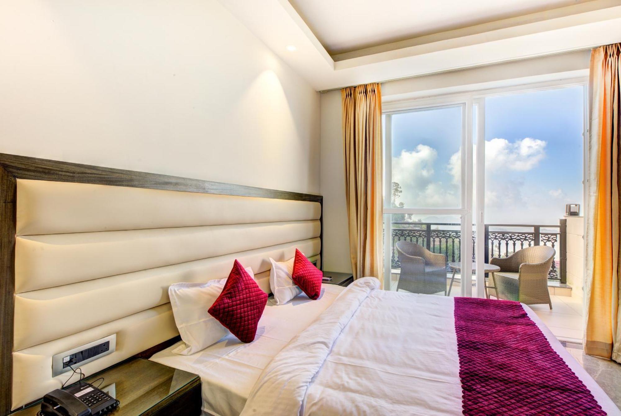 Luxe Resorts - Centrally Heated Air Conditioned Hotel In The Heart Of Kasauli Ngoại thất bức ảnh