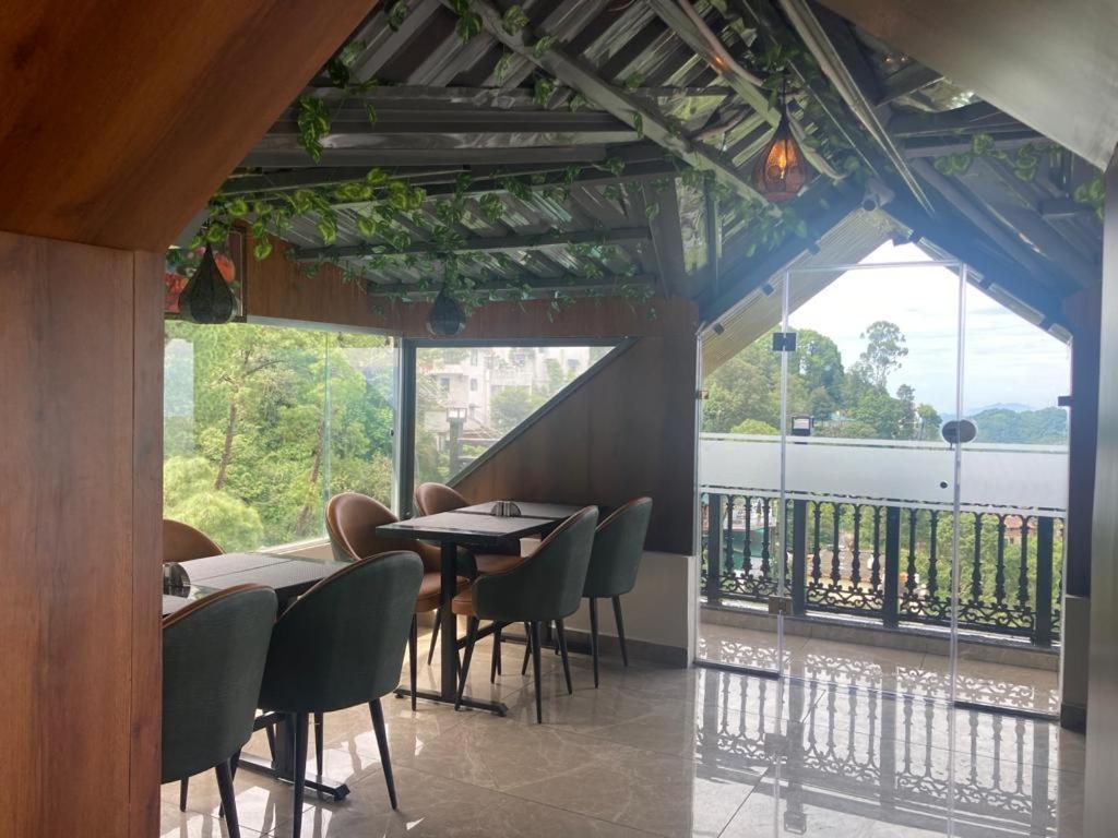 Luxe Resorts - Centrally Heated Air Conditioned Hotel In The Heart Of Kasauli Ngoại thất bức ảnh