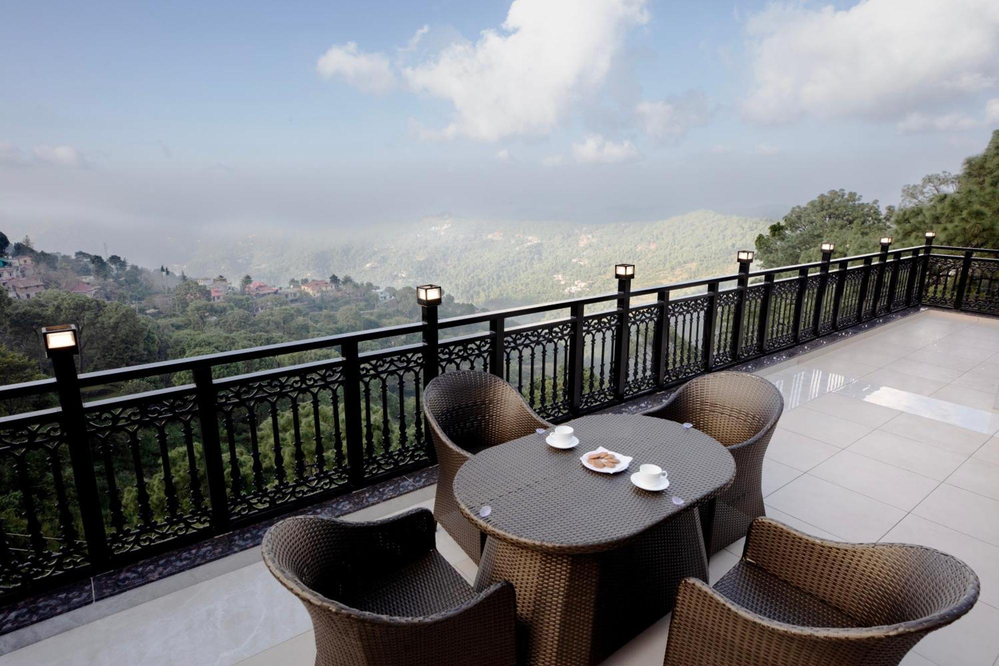 Luxe Resorts - Centrally Heated Air Conditioned Hotel In The Heart Of Kasauli Ngoại thất bức ảnh